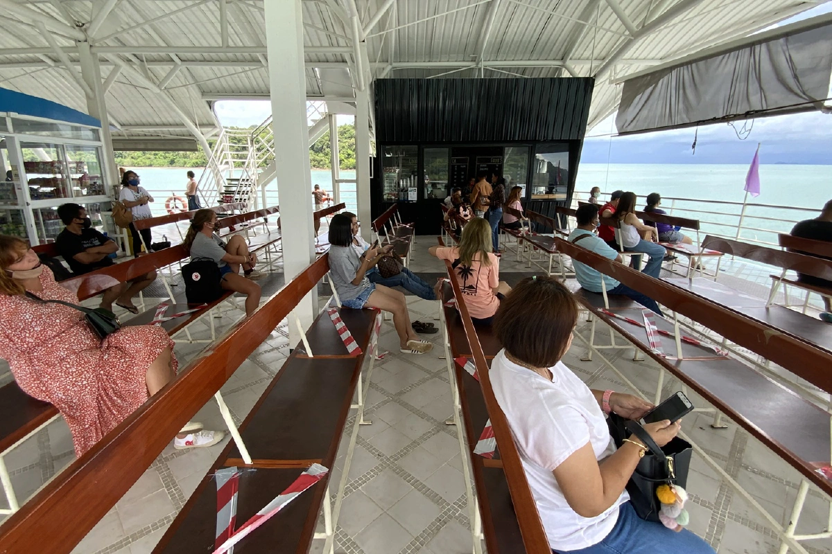 คนแห่เที่ยวเกาะช้างมั่นใจปลอดโควิด-19 รถยนต์รอข้ามฝั่งแน่น