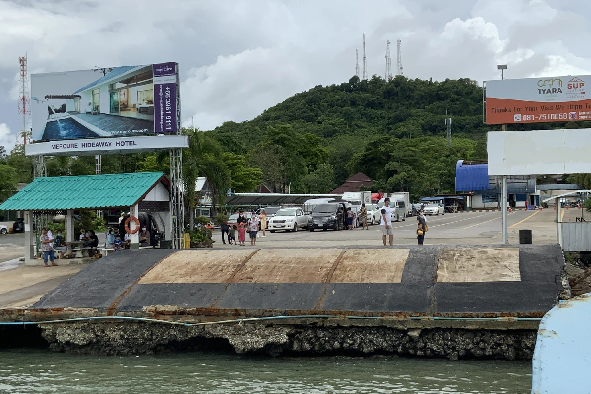 คนแห่เที่ยวเกาะช้างมั่นใจปลอดโควิด-19 รถยนต์รอข้ามฝั่งแน่น