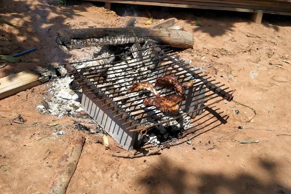  ทิ้งก็เสียดาย! 3หนุ่มรุมชำแหละเนื้อสุนัขกิน ยันไม่ได้ฆ่า  