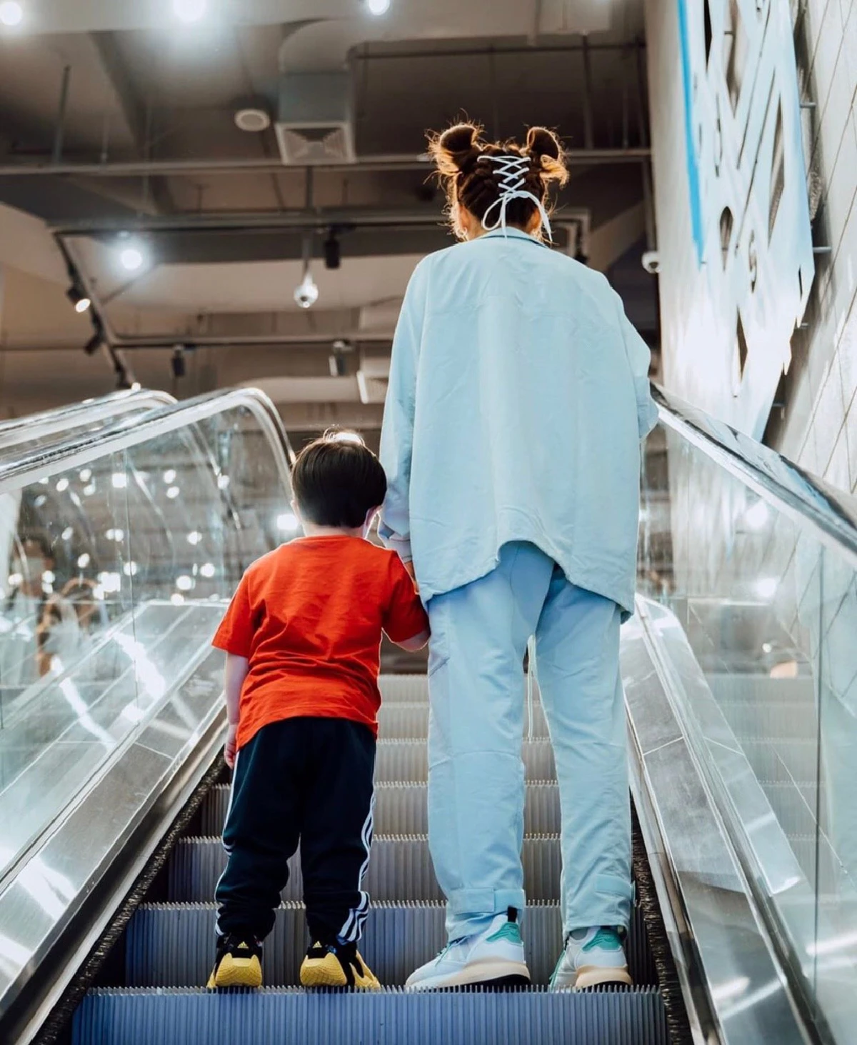 ชมพู่ อารยา จัดเต็มความเริ่ด กับแฟชั่นเชือกรองเท้าผูกโบว์ที่หัวสุดปัง