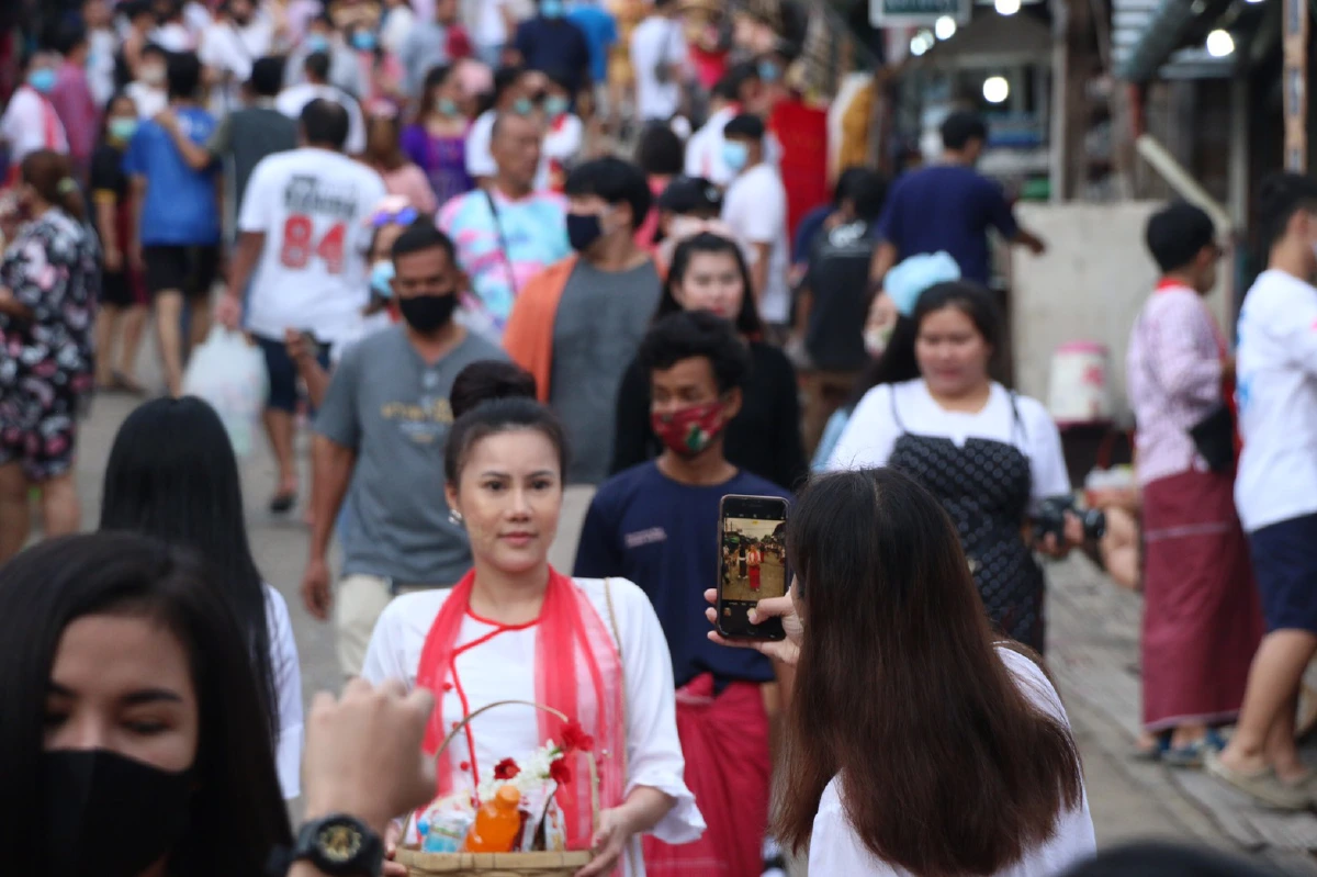 "สะพานมอญ"คึกคักนักท่องเที่ยวแห่ชมความงามล้นช่วงคลายล็อกโควิด