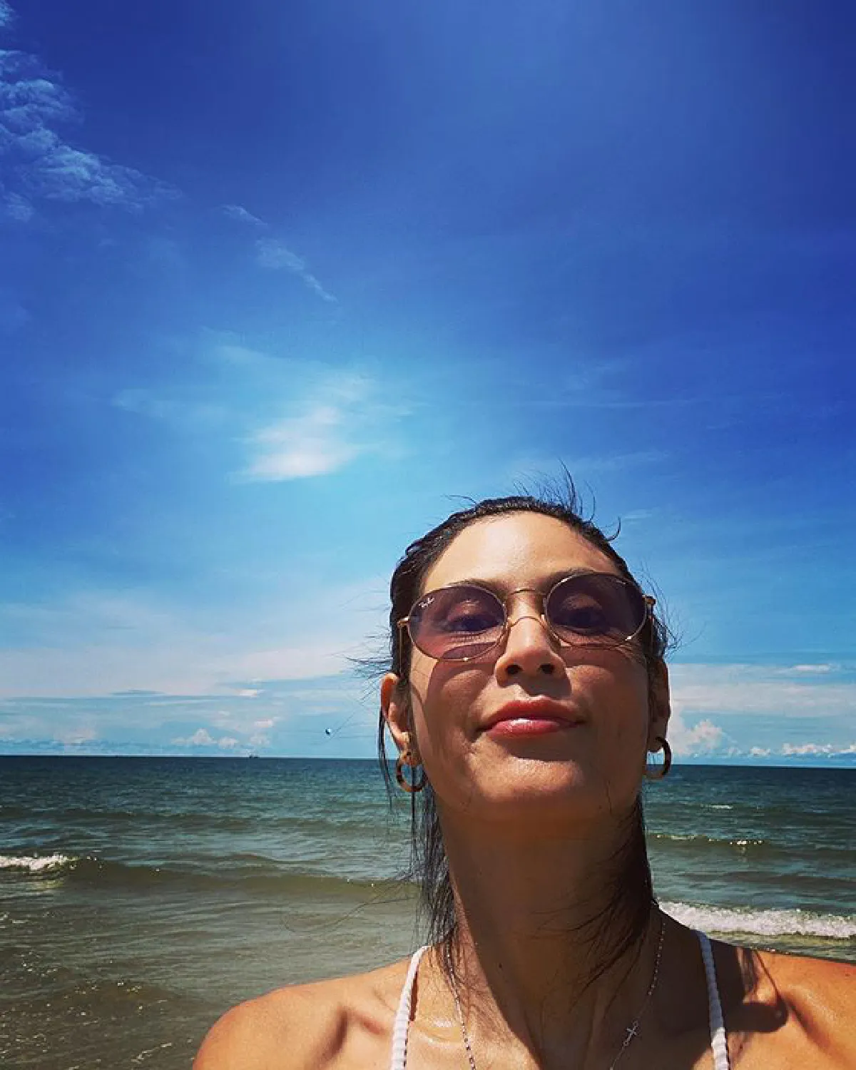 "ปิ่น เก็จมณี" ทำทะเลหัวหินเดือดหนัก อวดหุ่นสุดเป๊ะในชุดว่ายน้ำสีขาว