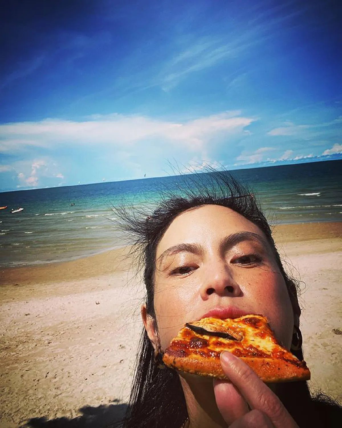 "ปิ่น เก็จมณี" ทำทะเลหัวหินเดือดหนัก อวดหุ่นสุดเป๊ะในชุดว่ายน้ำสีขาว