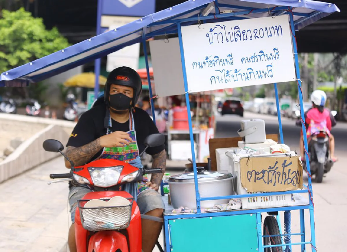 กรีฑา อ่อนลำยอง “สามล้อไข่เจียว”  แจกฟรี! ‘ข้าว-ของใช้’ คนชรา คนไร้บ้าน หญิงท้อง