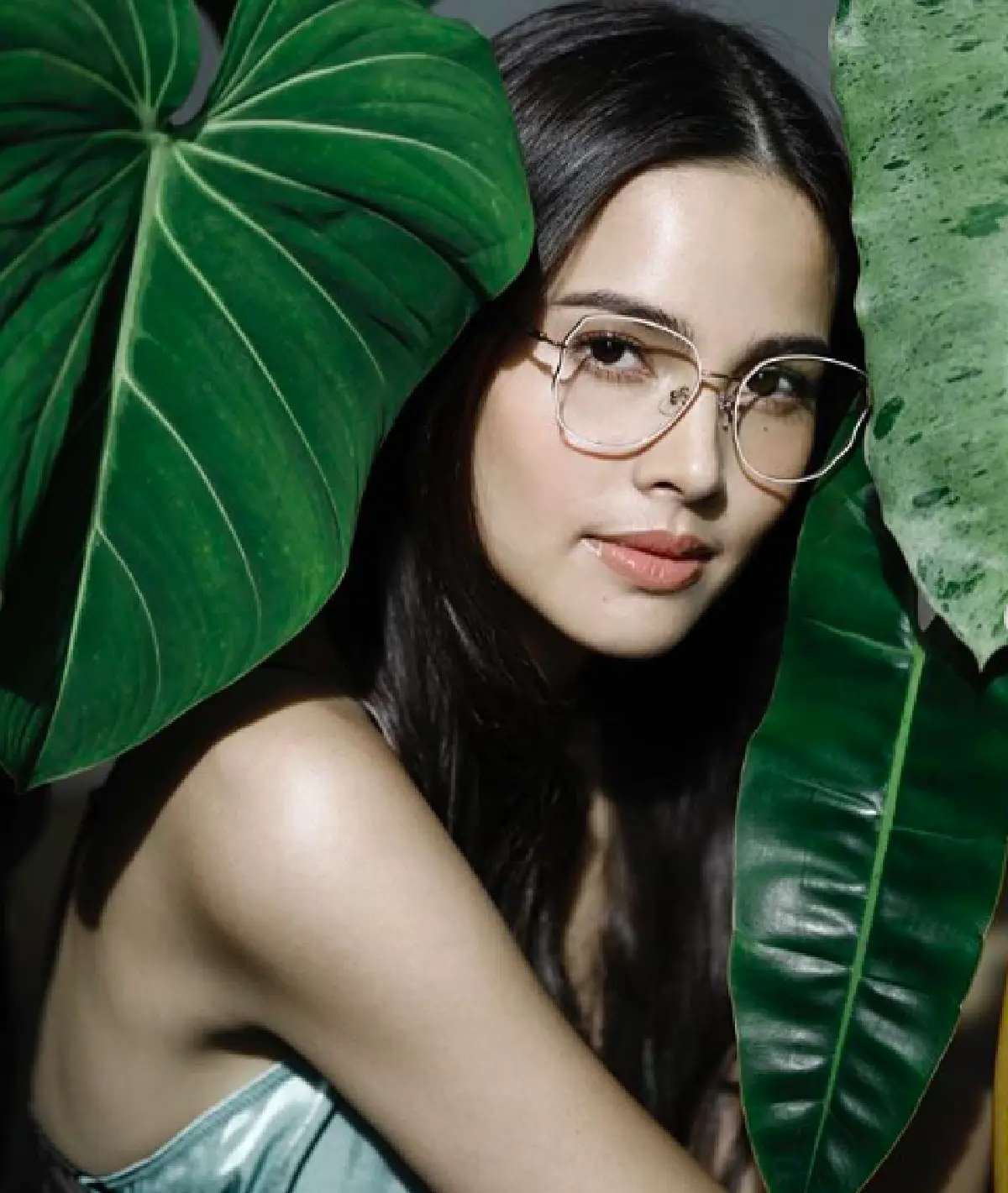 ชาวเน็ตแต่งภาพ "ญาญ่า" ขณะกำลังเช็ดใบไม้ ให้ช่วยดันราคายางพารา