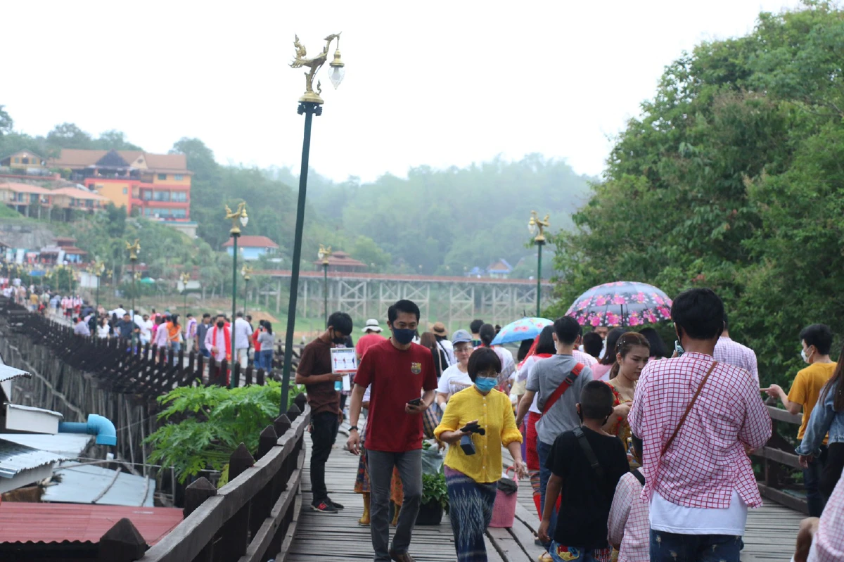 "สะพานมอญ"คึกคักนักท่องเที่ยวแห่ชมความงามล้นช่วงคลายล็อกโควิด