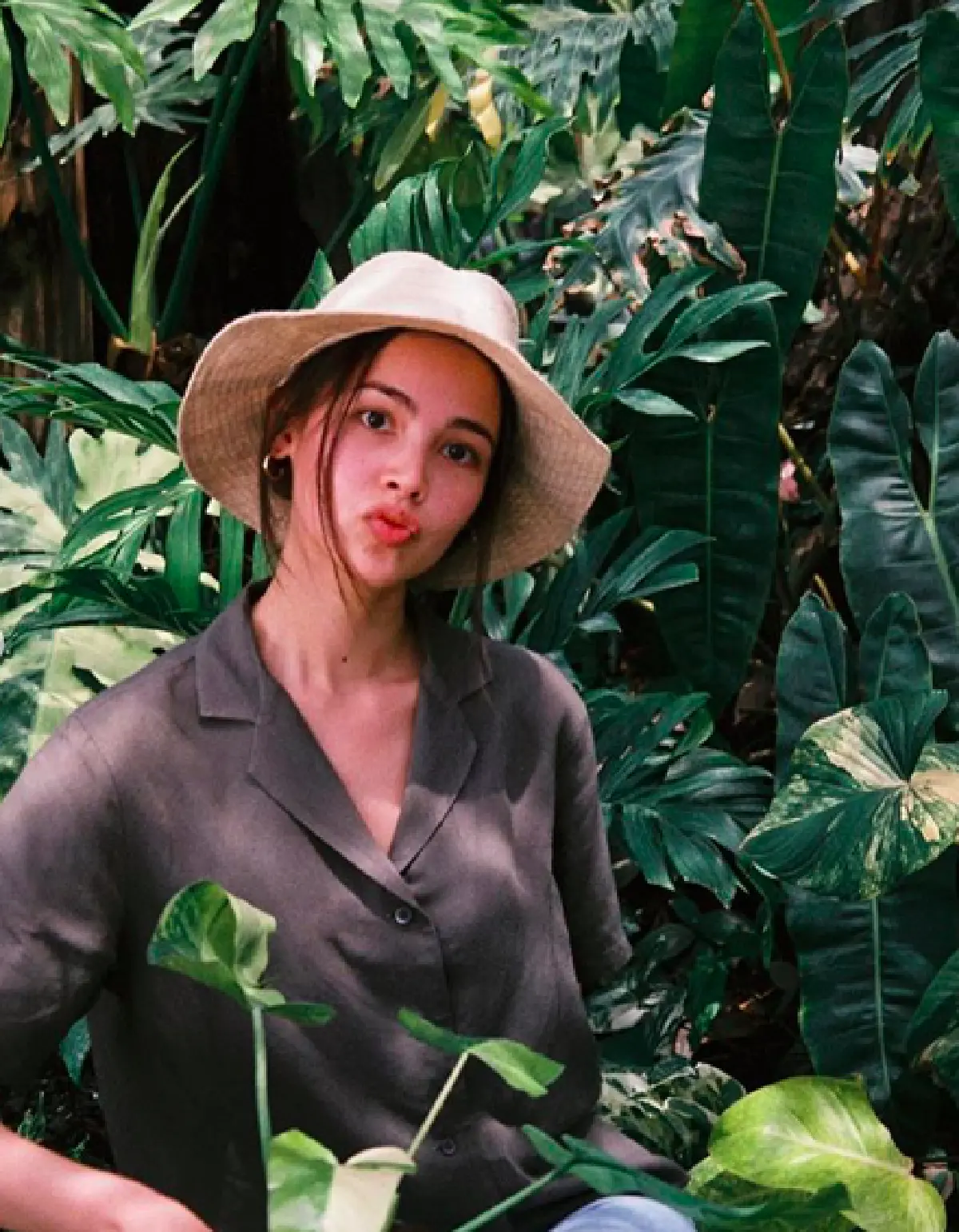 ชาวเน็ตแต่งภาพ "ญาญ่า" ขณะกำลังเช็ดใบไม้ ให้ช่วยดันราคายางพารา