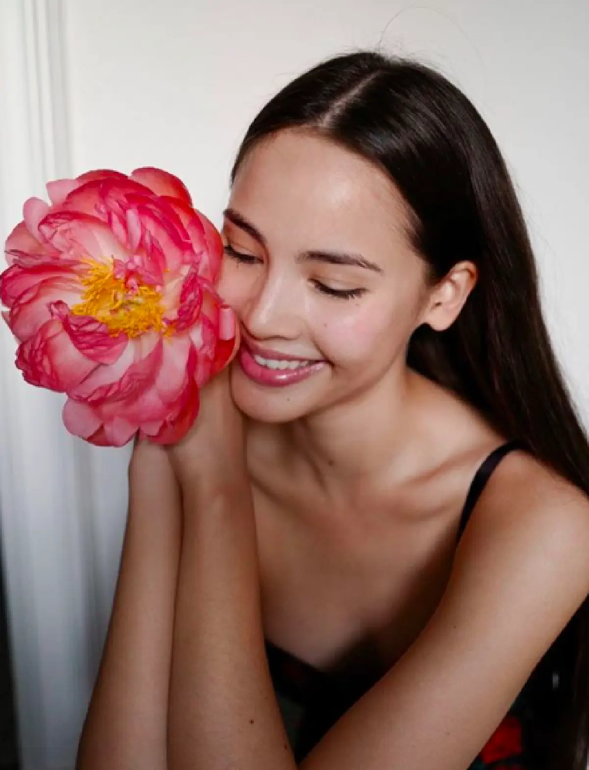 ชาวเน็ตแต่งภาพ "ญาญ่า" ขณะกำลังเช็ดใบไม้ ให้ช่วยดันราคายางพารา