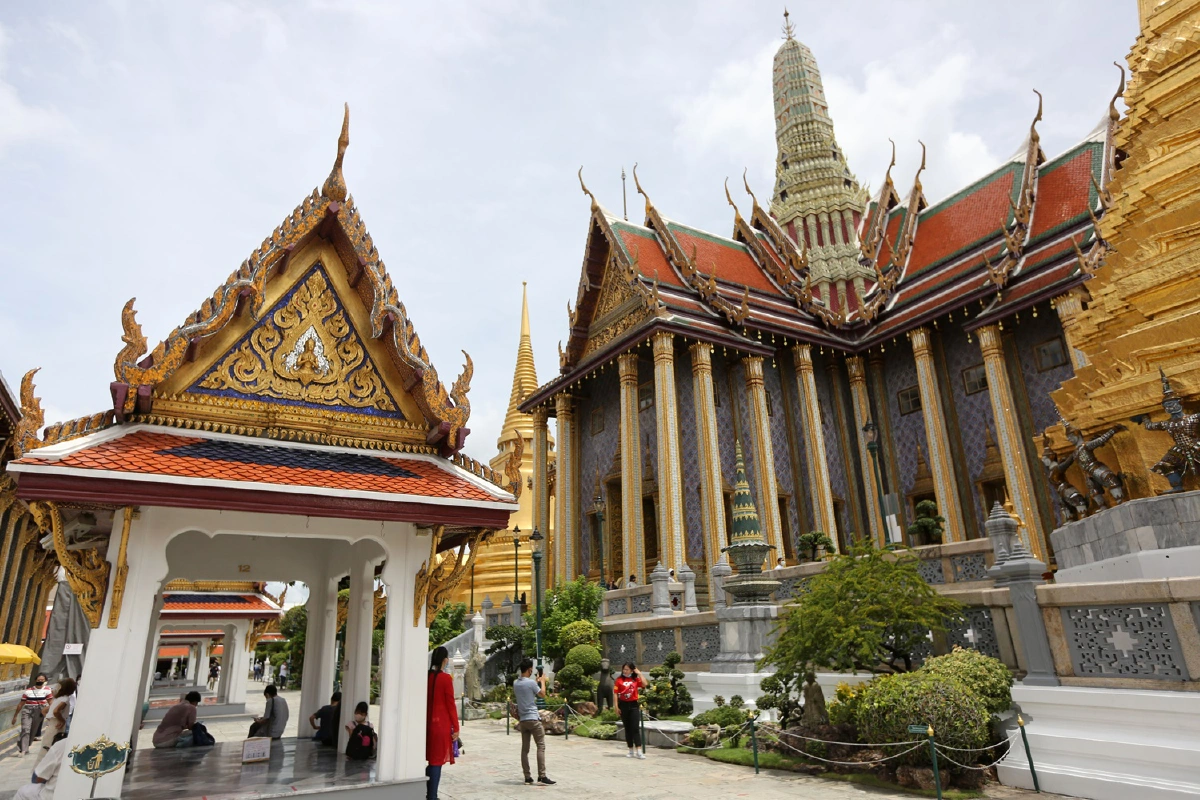 เปิด"วัดพระแก้ว-พระบรมหาราชวัง"วันแรกนักท่องเที่ยวบางตา