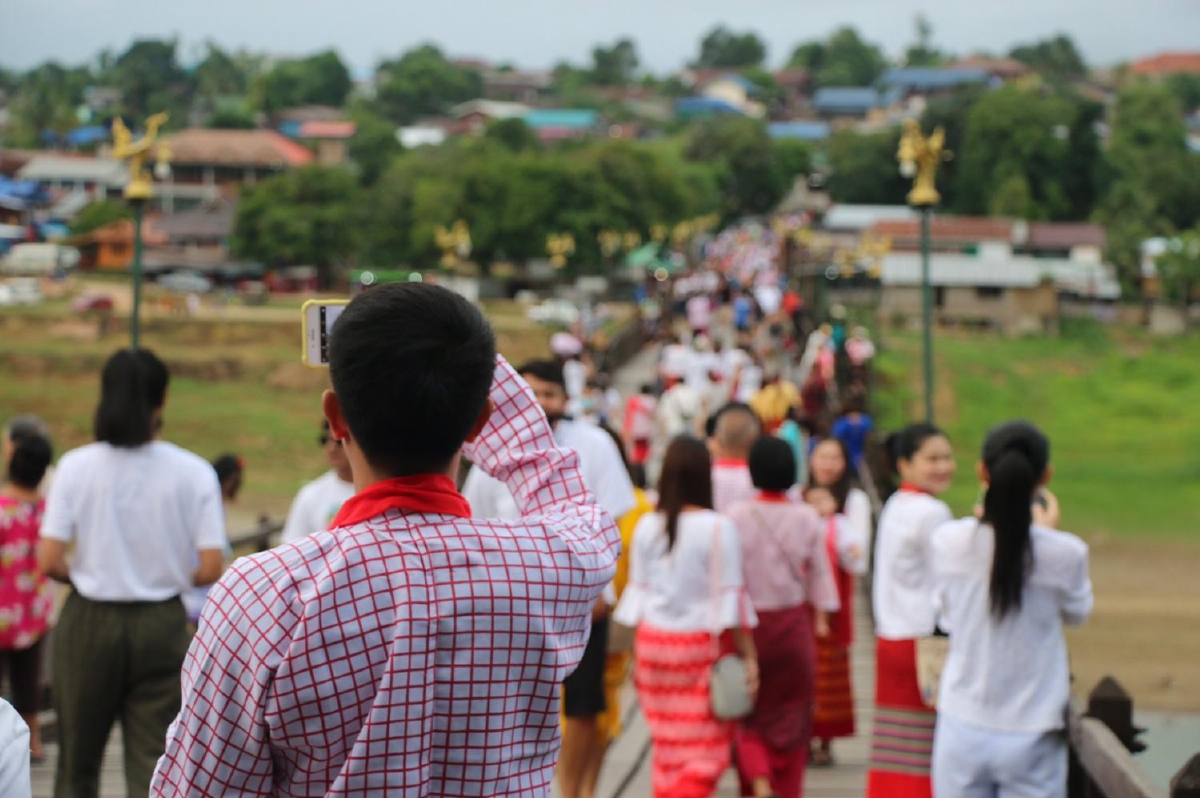 "สะพานมอญ"คึกคักนักท่องเที่ยวแห่ชมความงามล้นช่วงคลายล็อกโควิด "สะพานมอญ"คึกคักนักท่องเที่ยวแห่ชมความงามล้นช่วงคลายล็อกโควิด