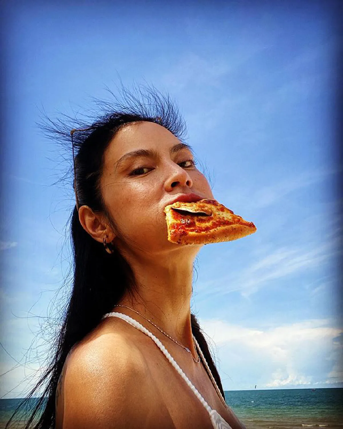 "ปิ่น เก็จมณี" ทำทะเลหัวหินเดือดหนัก อวดหุ่นสุดเป๊ะในชุดว่ายน้ำสีขาว