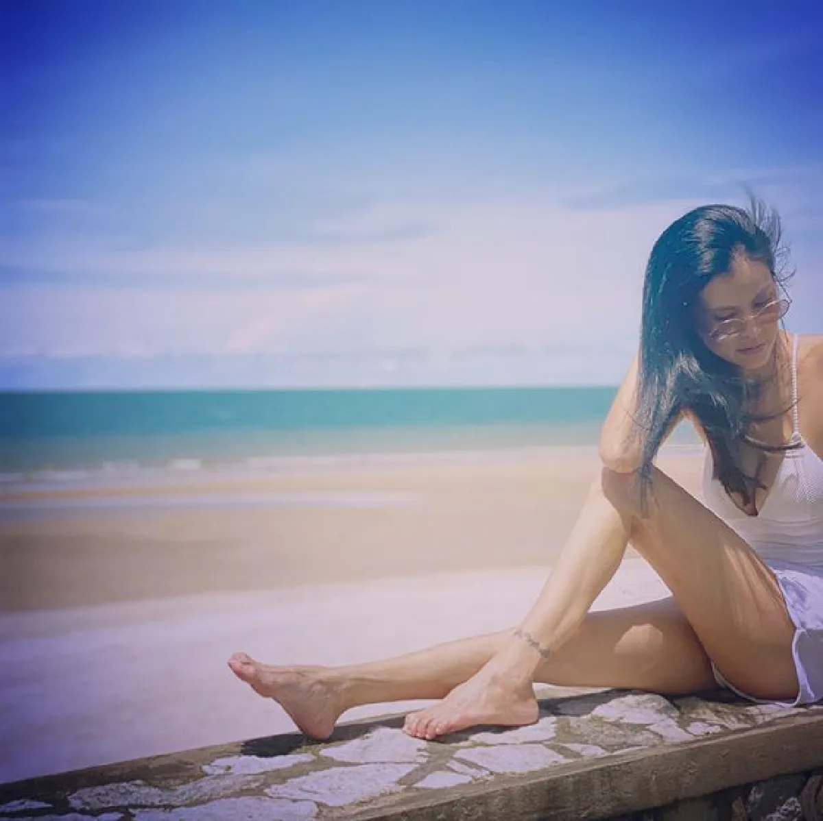 "ปิ่น เก็จมณี" ทำทะเลหัวหินเดือดหนัก อวดหุ่นสุดเป๊ะในชุดว่ายน้ำสีขาว