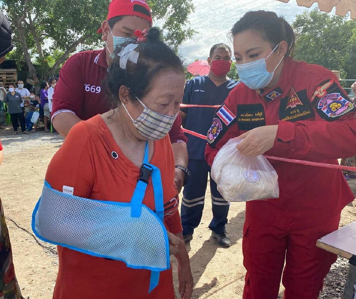 “บุ๋ม” ก้มลงกราบเจ้าหน้าที่ทำความสะอาดคลอง ที่ส่งกำลังใจมาให้ 