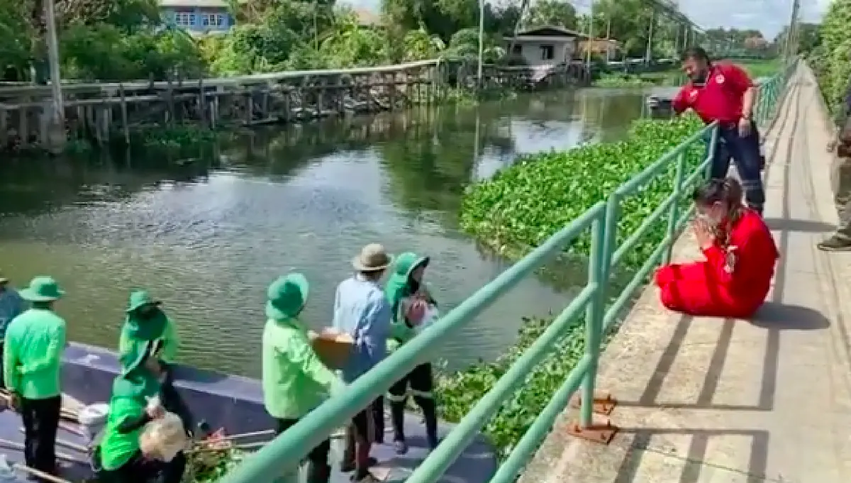 “บุ๋ม” ก้มลงกราบเจ้าหน้าที่ทำความสะอาดคลอง ที่ส่งกำลังใจมาให้ 