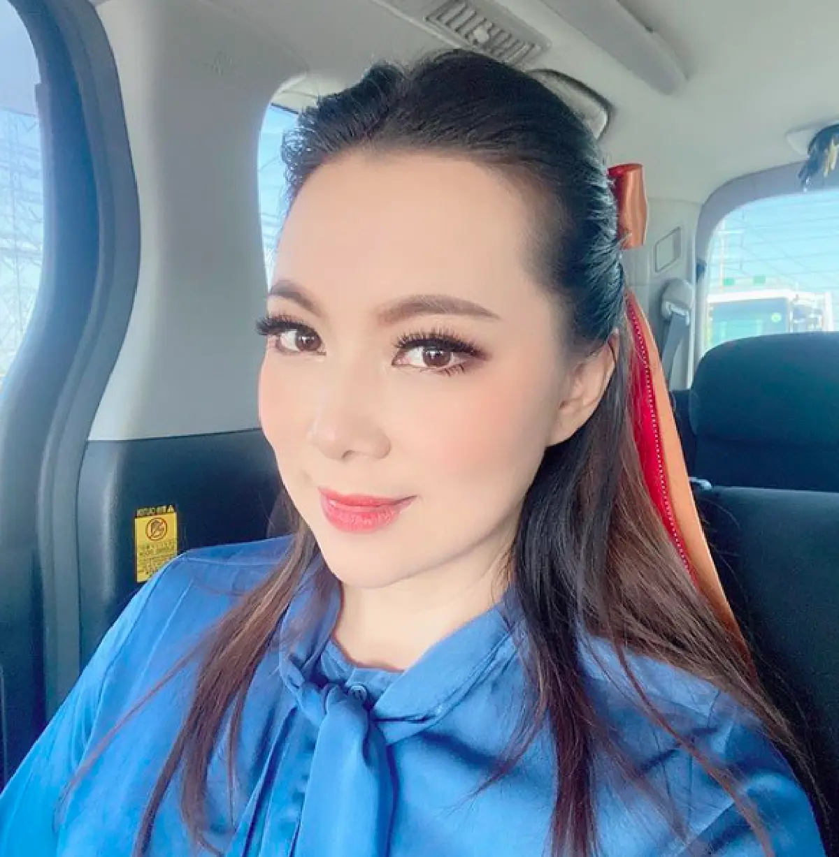 “บุ๋ม” ก้มลงกราบเจ้าหน้าที่ทำความสะอาดคลอง ที่ส่งกำลังใจมาให้ 