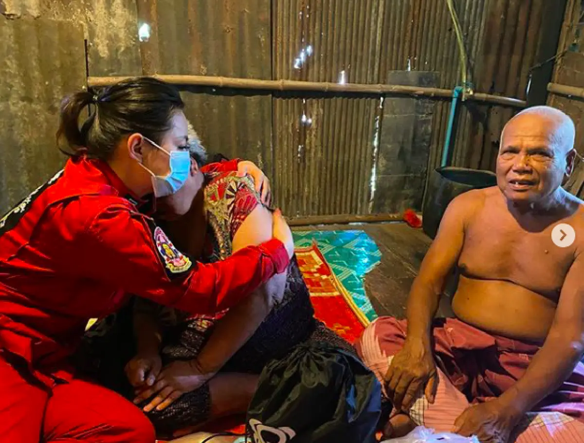 “บุ๋ม” ก้มลงกราบเจ้าหน้าที่ทำความสะอาดคลอง ที่ส่งกำลังใจมาให้ 