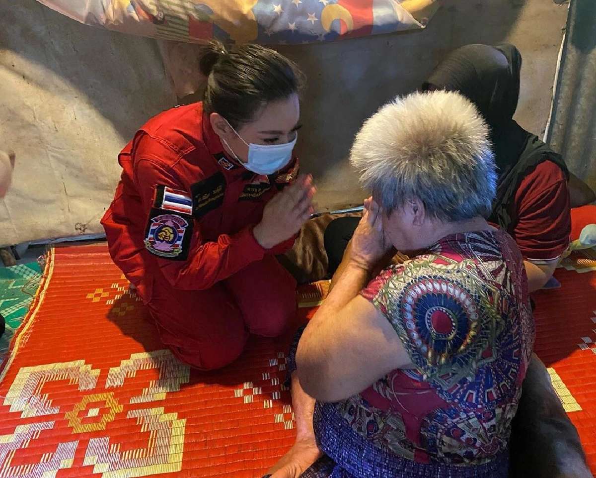 “บุ๋ม” ก้มลงกราบเจ้าหน้าที่ทำความสะอาดคลอง ที่ส่งกำลังใจมาให้ 