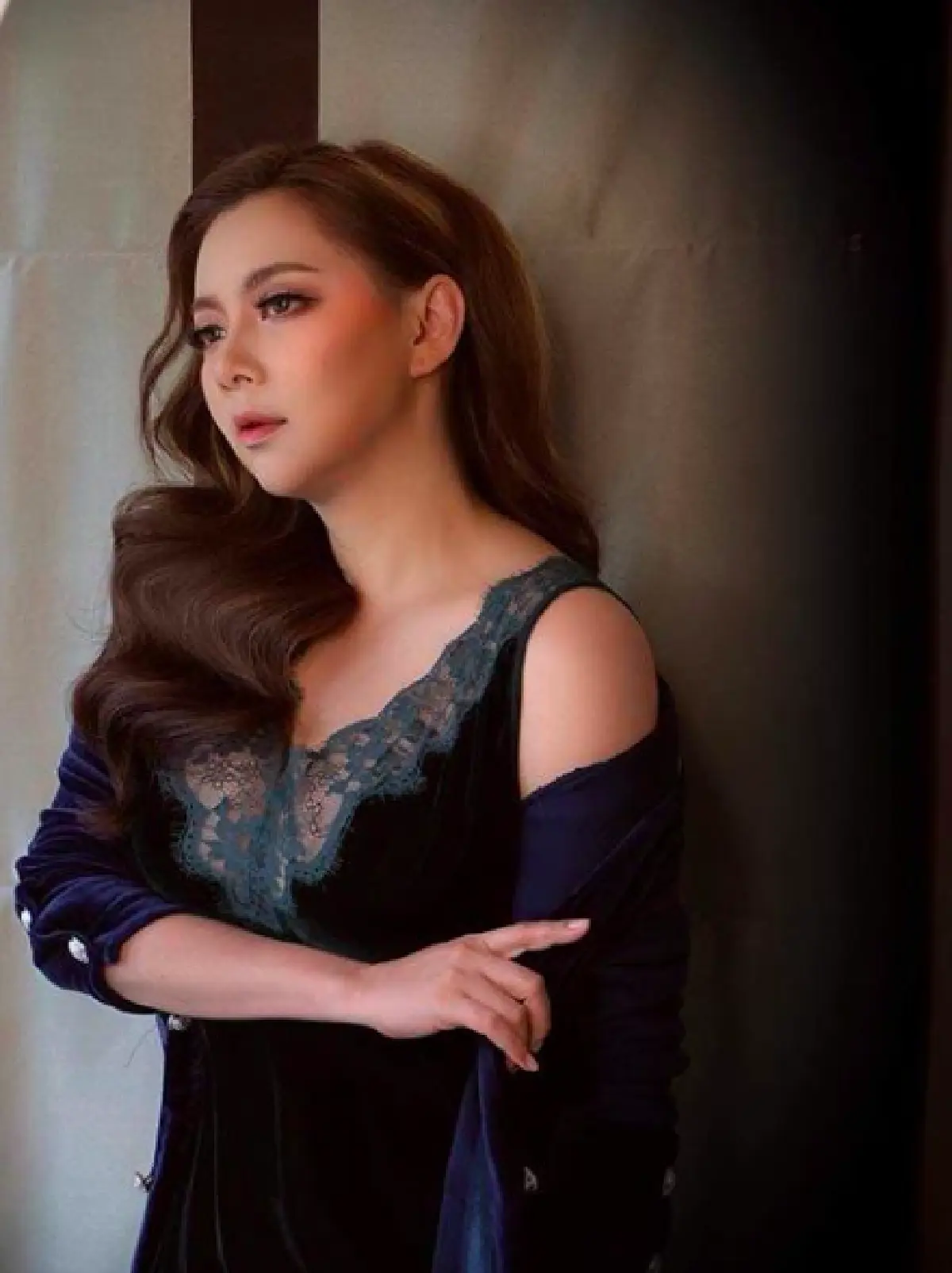 “บุ๋ม” ก้มลงกราบเจ้าหน้าที่ทำความสะอาดคลอง ที่ส่งกำลังใจมาให้ 