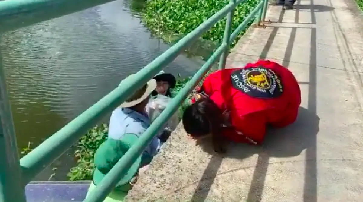 “บุ๋ม” ก้มลงกราบเจ้าหน้าที่ทำความสะอาดคลอง ที่ส่งกำลังใจมาให้ 