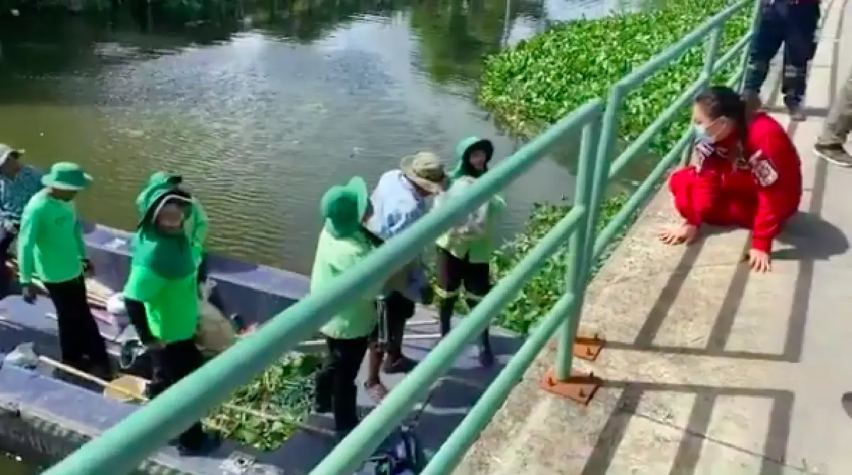 “บุ๋ม” ก้มลงกราบเจ้าหน้าที่ทำความสะอาดคลอง ที่ส่งกำลังใจมาให้ 