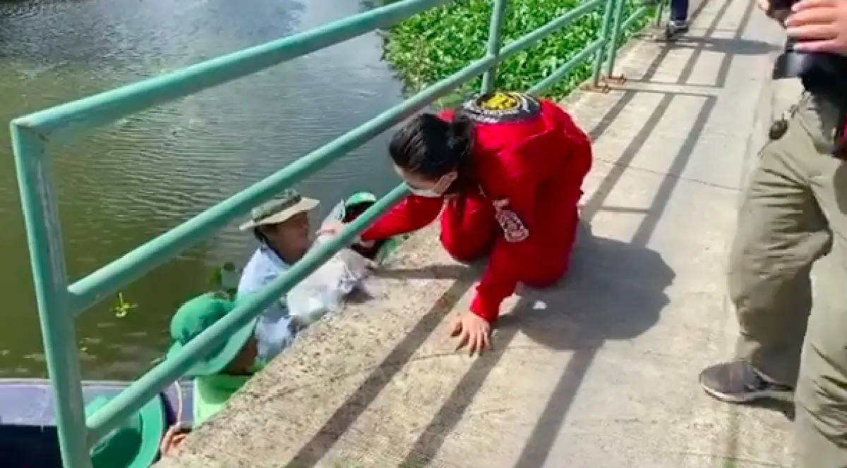 “บุ๋ม” ก้มลงกราบเจ้าหน้าที่ทำความสะอาดคลอง ที่ส่งกำลังใจมาให้ 