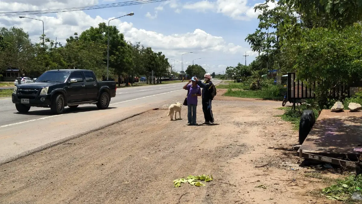 ผัวเมียตกงานช่วงโควิดเดินเท้าจากโคราชเยี่ยมแม่ป่วยหนักที่เพชรบูรณ์