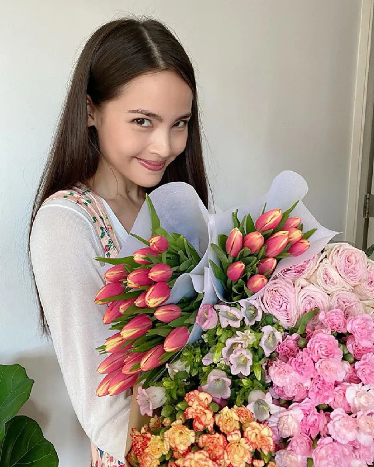 ญาญ่า โพสท่าตากผ้ายังสวยเป๊ะ อวดความเซ็กซี่เบาๆในชุดซีทรู