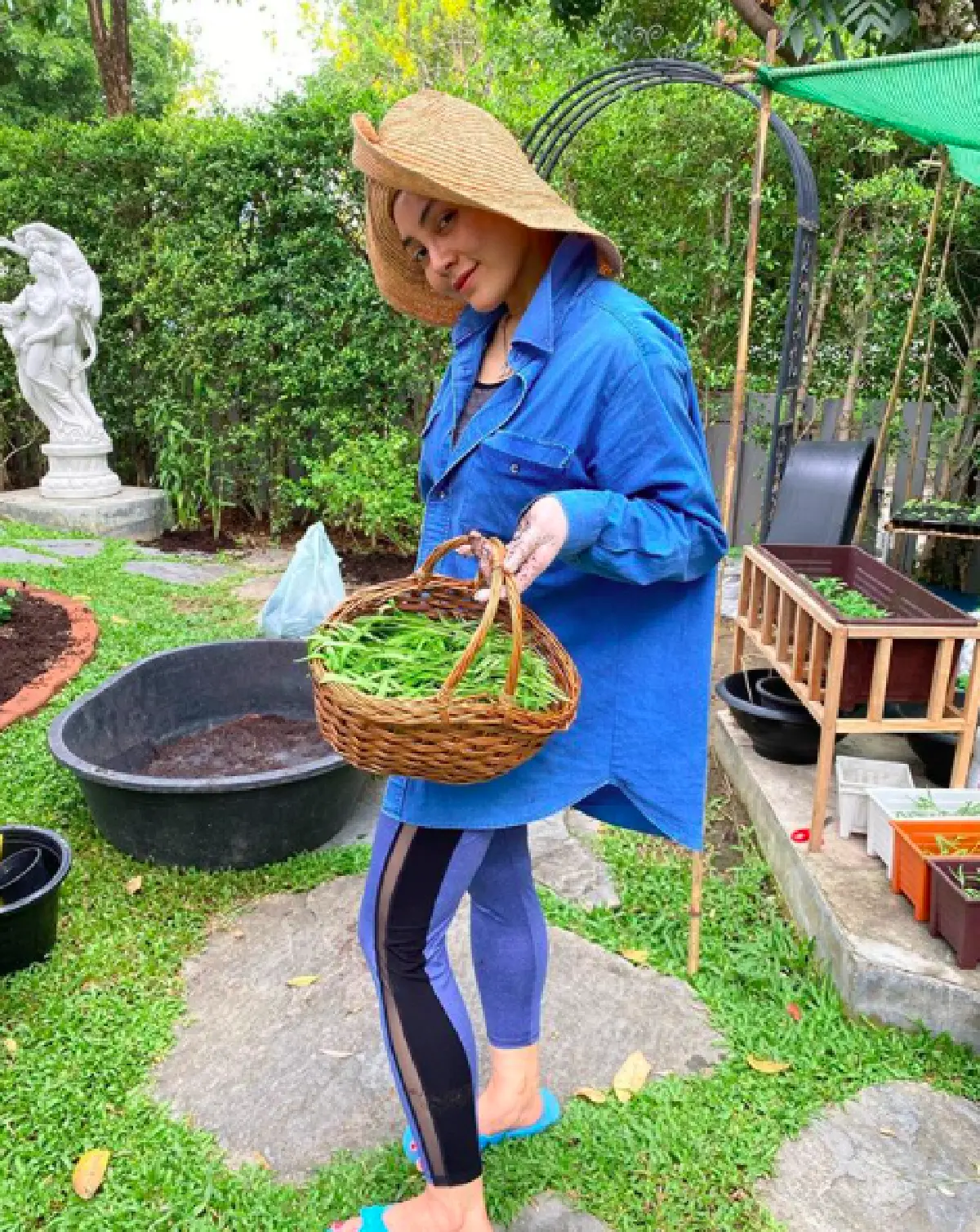 “ตั๊ก บงกช” ฝันถึงแม่จนนอนร้องไห้ ด้าน “เจ้าสัวบุญชัย” น่ารักมาก ลงไปดูแลสวนให้