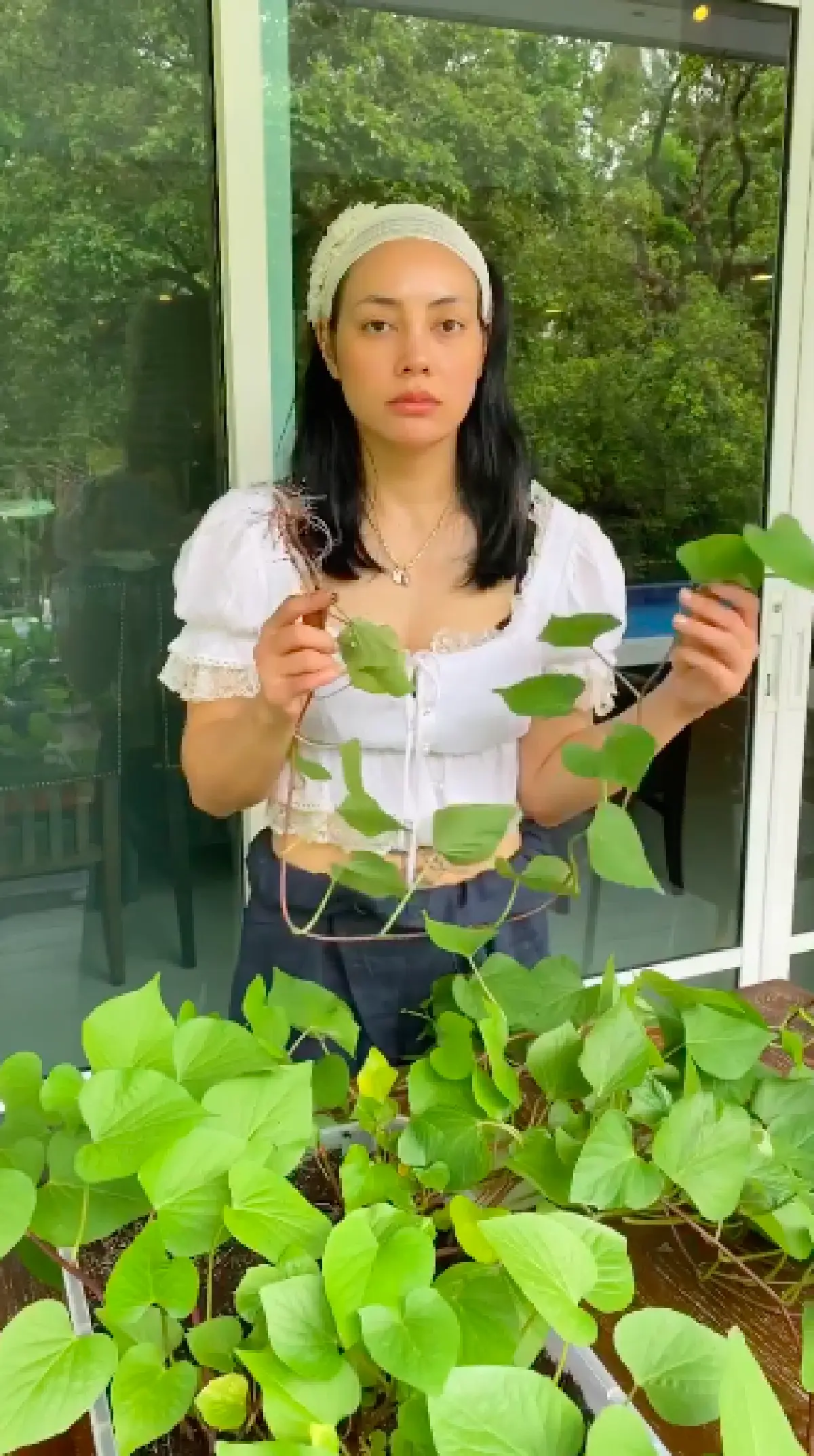 “ตั๊ก บงกช” ฝันถึงแม่จนนอนร้องไห้ ด้าน “เจ้าสัวบุญชัย” น่ารักมาก ลงไปดูแลสวนให้