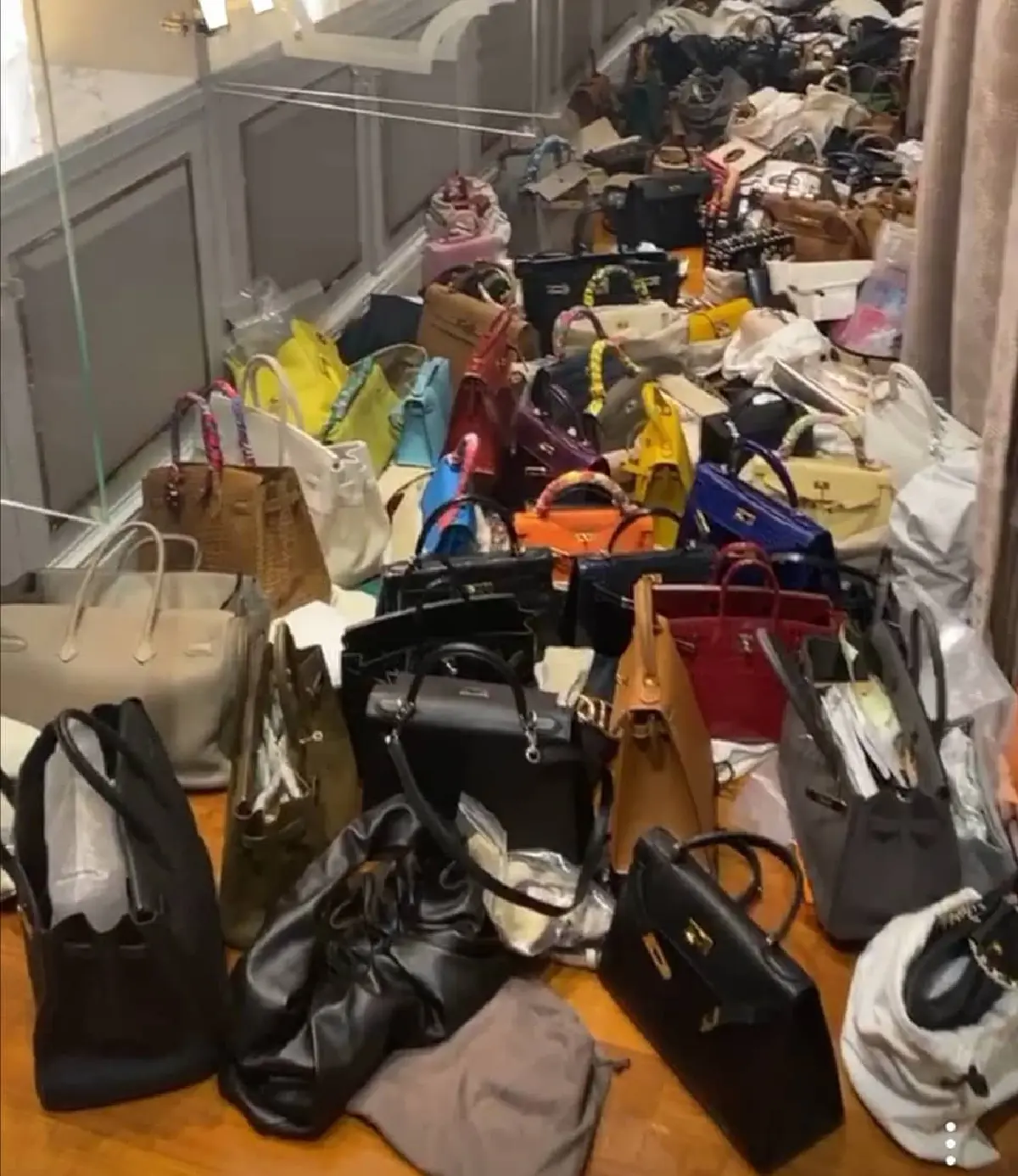 เปิดคลังกระเป๋าหรูของ อั้ม พัชราภา แต่ละใบไม่ธรรมดา