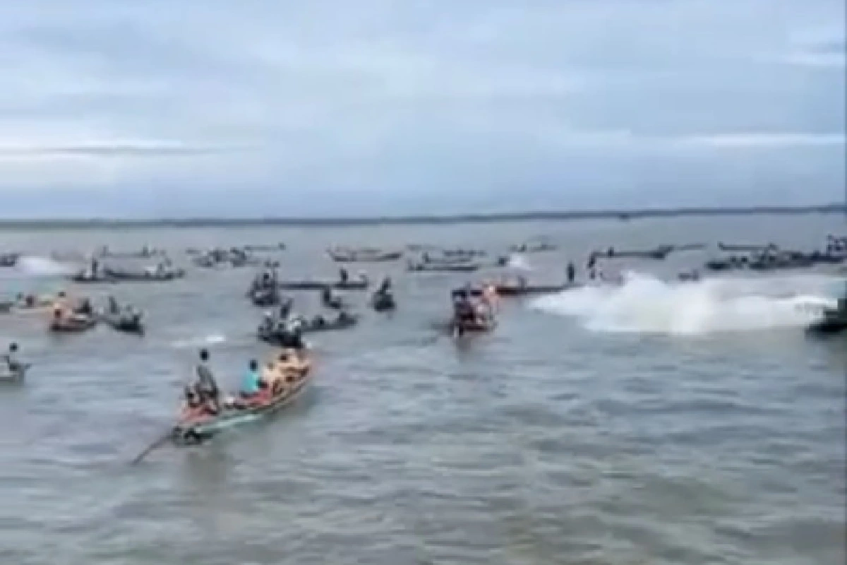 ดำเนินคดีหนุ่มยิงปืนกลางทะเล! เดือดเรือนับร้อยลำลักหอย