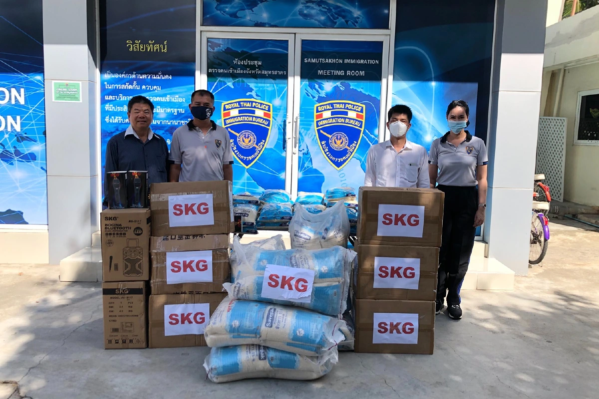 ตม.ปันน้ำใจสู้โควิด-19รับมอบสิ่งของเอกชนช่วยชุมชุนเดือดร้อน