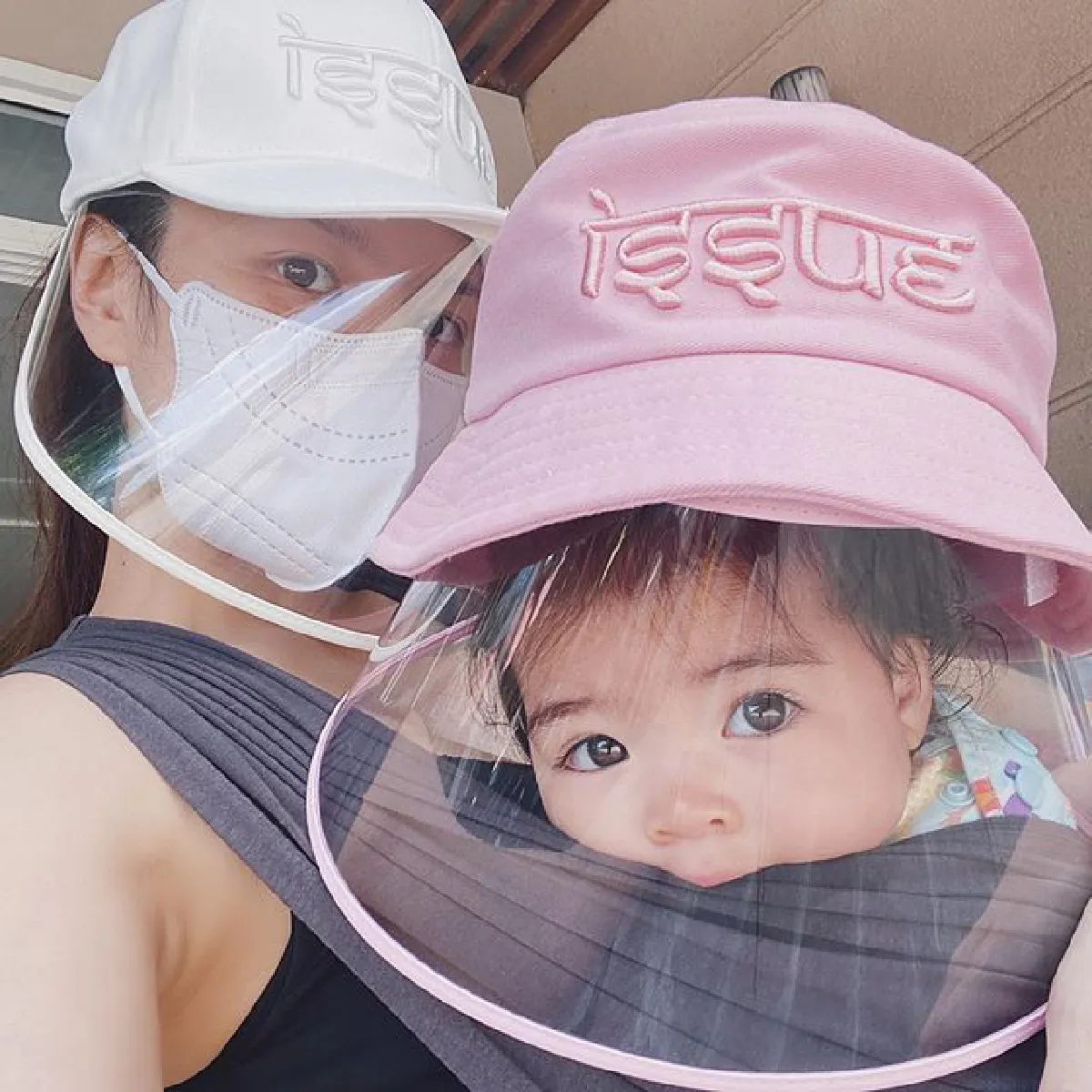 แม่ลูกตัวติดหนึบ! น้องเดมี่ เกาะหลัง ลิเดีย เข้าครัวทำคุกกี้ (คลิป)