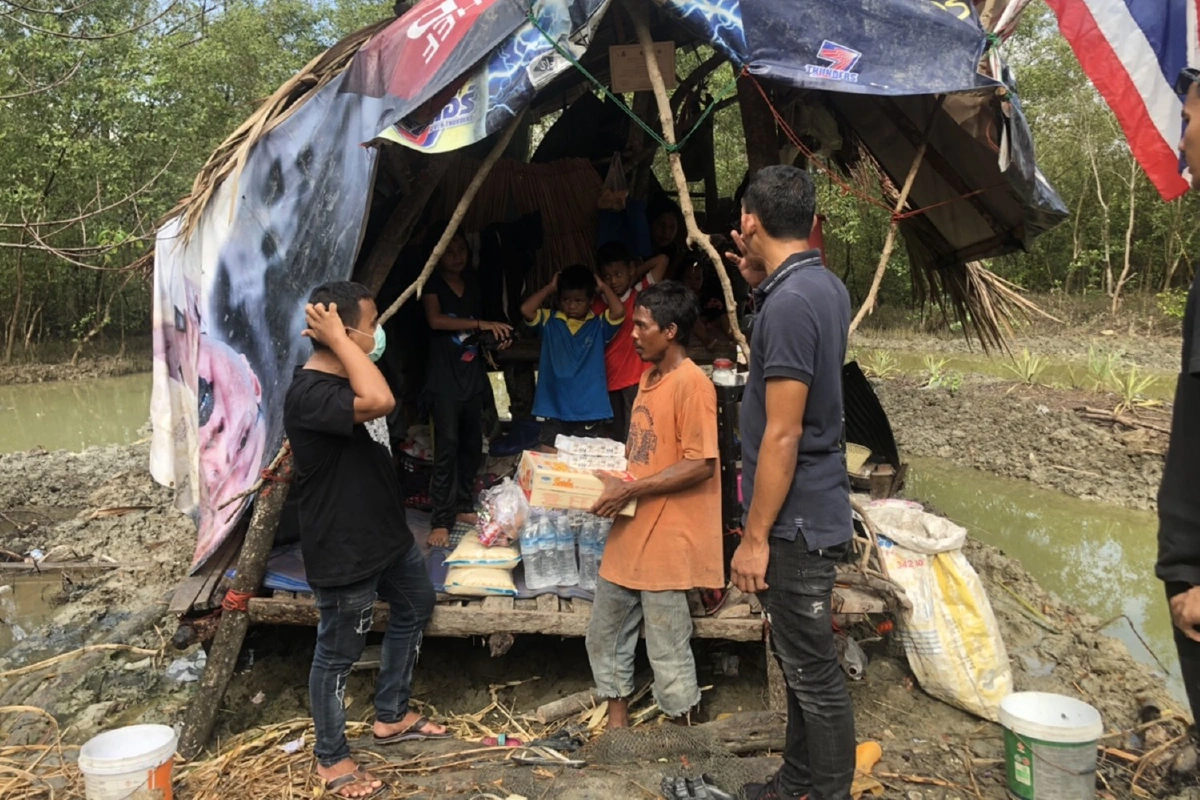 นายกอบต.ท่าศาลานำทีมมอบของช่วยเหลือครอบครัวยากจน 5 ชีวิต