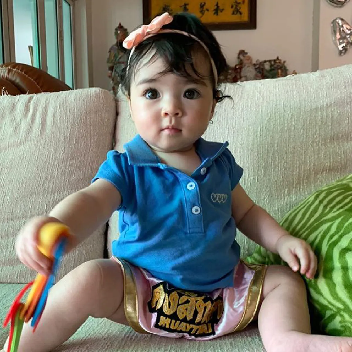 แม่ลูกตัวติดหนึบ! น้องเดมี่ เกาะหลัง ลิเดีย เข้าครัวทำคุกกี้ (คลิป)