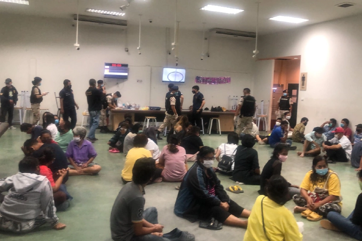 ทลายบ่อนตลาดมาบตาพุด รวบ 150 นักพนัน ฝ่าฝืนพ.ร.ก.ฉุกเฉินคุมโควิด-19