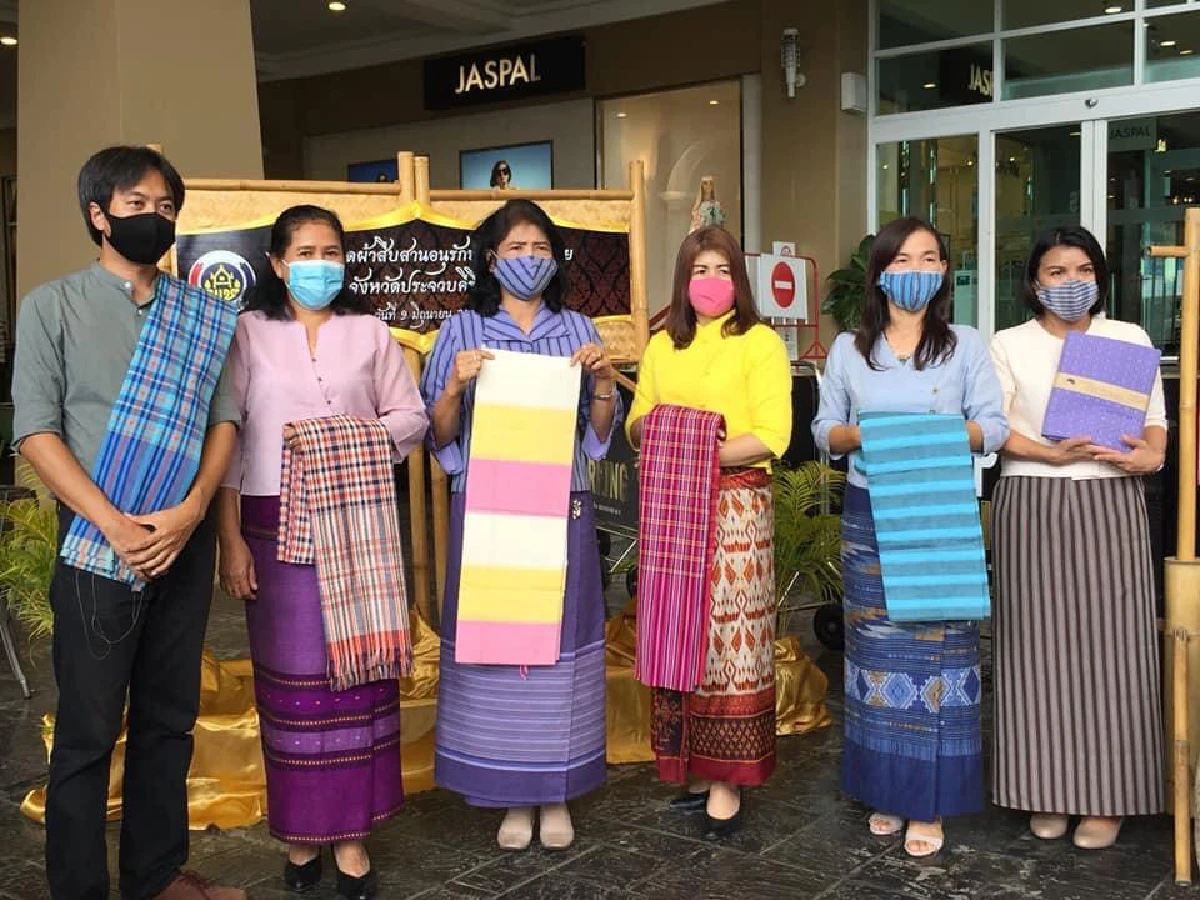 กลุ่มสตรีทอผ้าบ้านเขาเต่าคว้างชนะเลิศงานประกวด"ผ้าอัตลักษณ์"