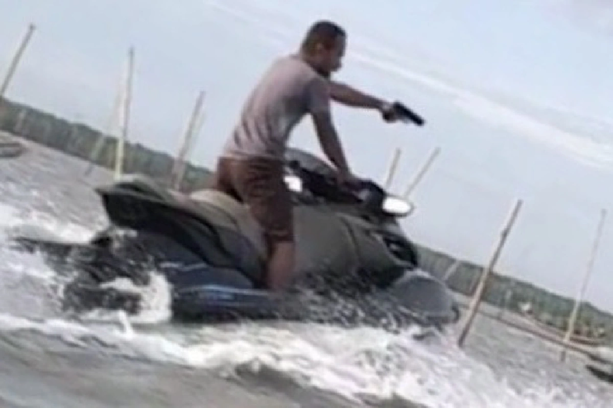 ดำเนินคดีหนุ่มยิงปืนกลางทะเล! เดือดเรือนับร้อยลำลักหอย