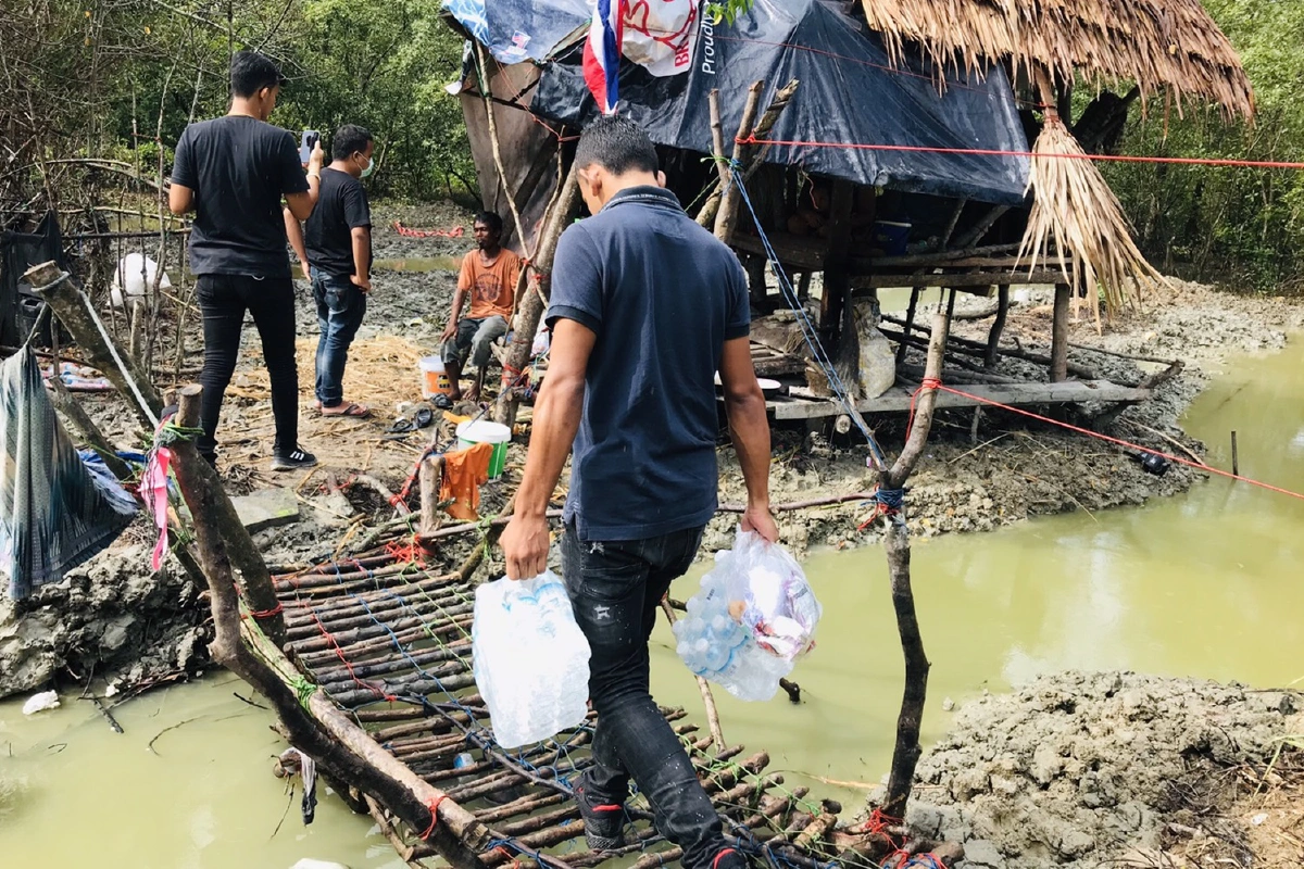 นายกอบต.ท่าศาลานำทีมมอบของช่วยเหลือครอบครัวยากจน 5 ชีวิต