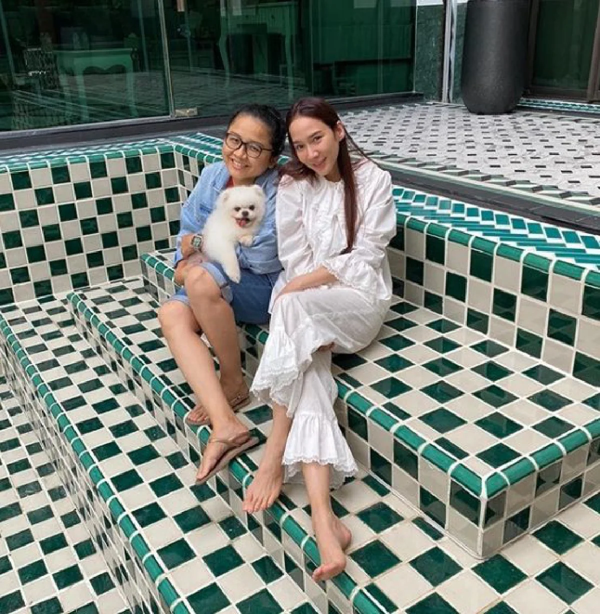 อั้ม พัชราภา ทำสระว่ายน้ำใหม่สุดอลังการ ติดสัญลักษณ์ตัว A กลางสระ