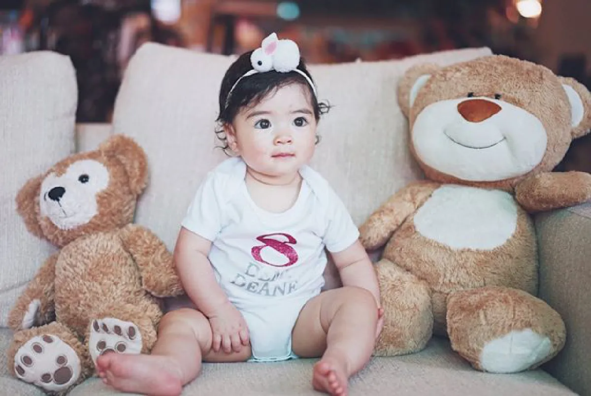 แม่ลูกตัวติดหนึบ! น้องเดมี่ เกาะหลัง ลิเดีย เข้าครัวทำคุกกี้ (คลิป)