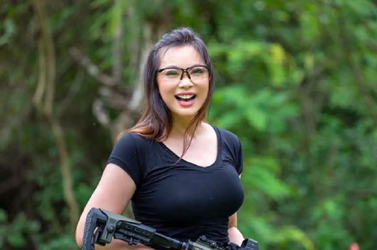 "บุ๋ม ปนัดดา" ก้มให้อาหารแมวใต้รถ แบบไม่ห่วงสวย ไม่ห่วงชุดกันเลย