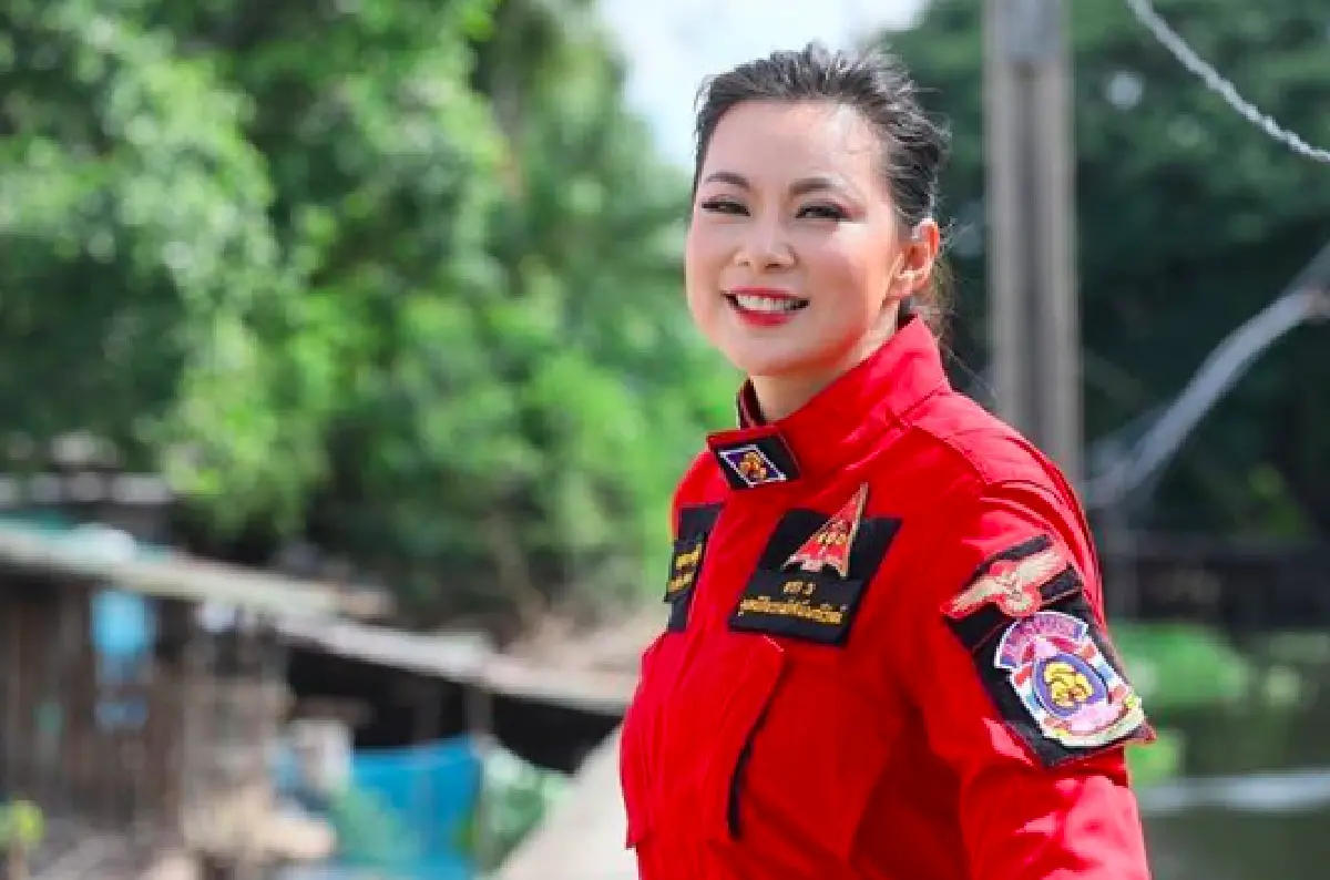 "บุ๋ม ปนัดดา" ก้มให้อาหารแมวใต้รถ แบบไม่ห่วงสวย ไม่ห่วงชุดกันเลย