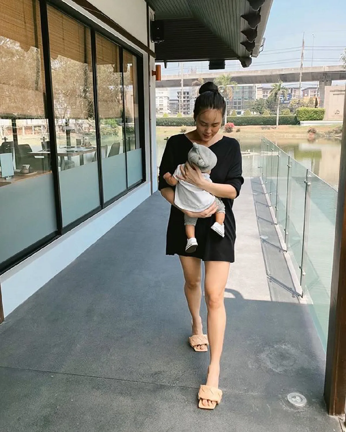 เจนี่-มิกกี้ พาลูกสาว น้องโนล่า เที่ยวพักผ่อนรับลมเย็นๆ ริมทะเลหัวหิน