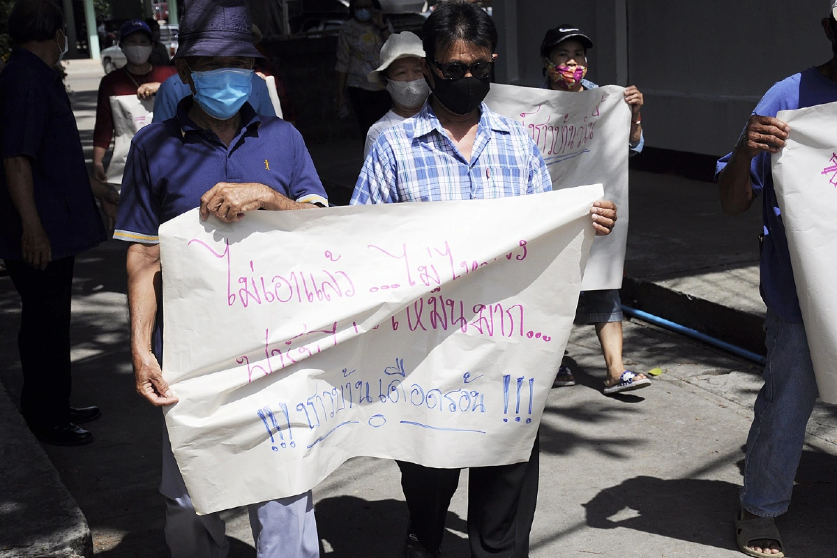 ชาวบ้านสุดทนเหม็นขี้ไก่ร้องฟาร์มขยายกิจการไม่บอก