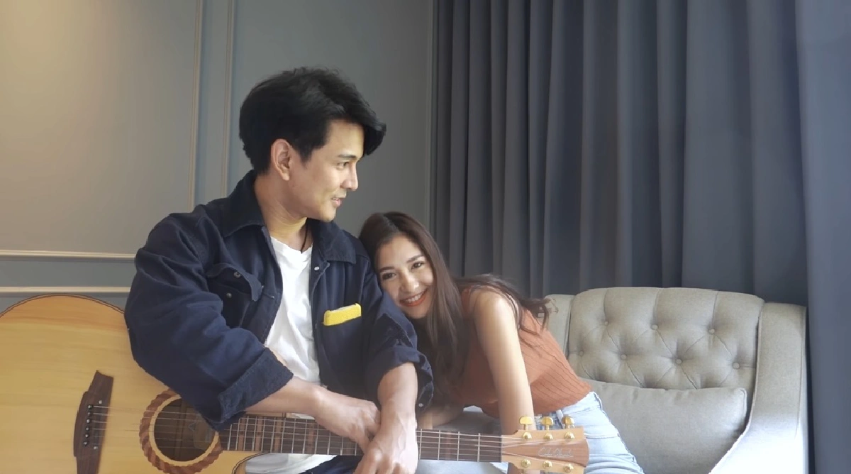 กัน-มารี ดีดกีตาร์ร้องเพลง ส่งสายตาหวานซึ้ง..เหมือนจีบกันใหม่ๆ (คลิป)