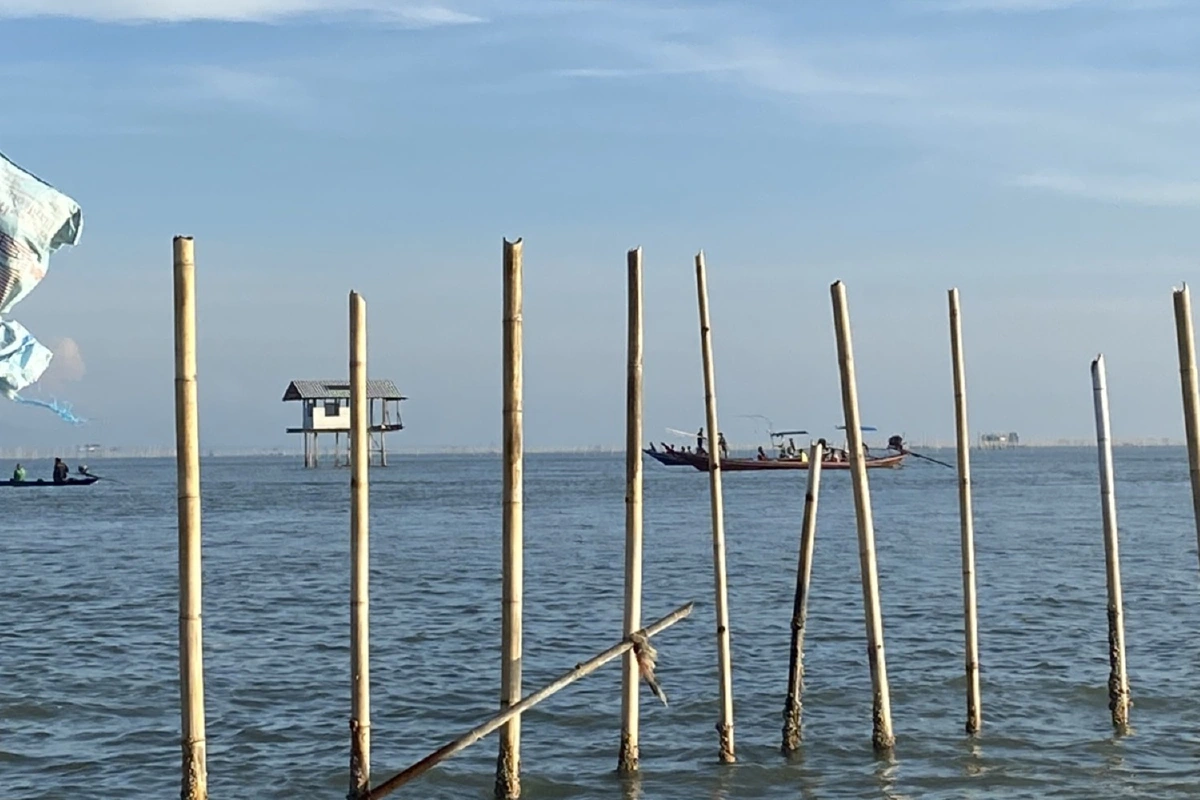 อ่าวบ้านดอนยังครุกรุ่น!ประมงพื้นบ้านประจันหน้าเจ้าของคอกหอย