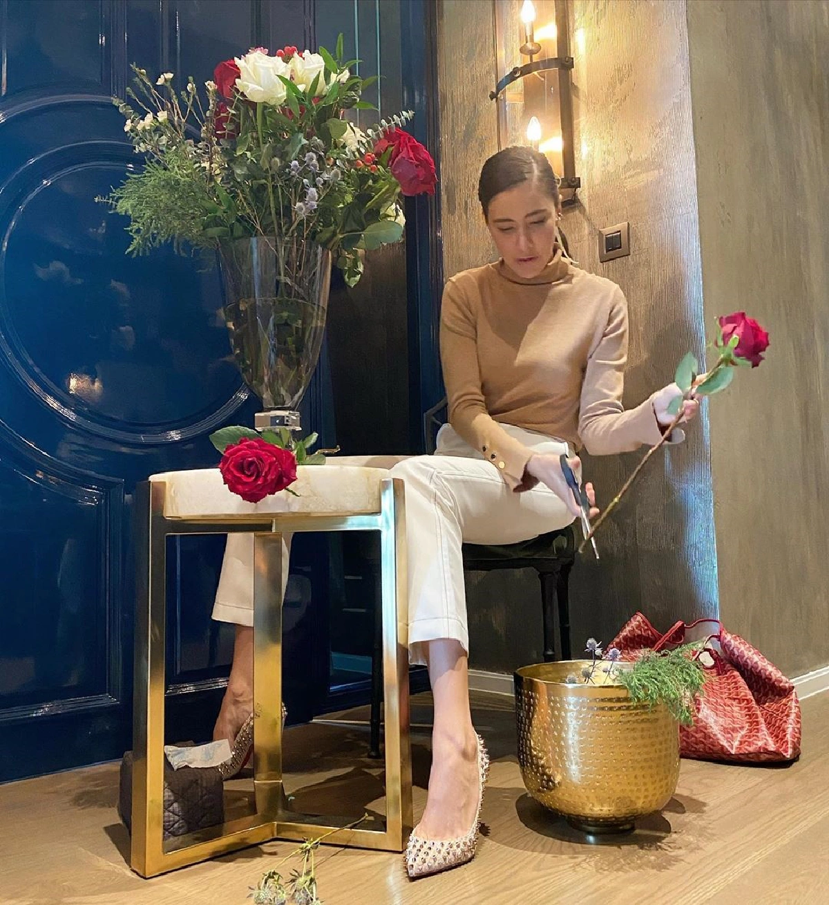 เป๊ะทุกท่วงท่า! ศรีริต้า แต่งสวยสวมส้นสูงเล่นบาสเกตบอล (คลิป)