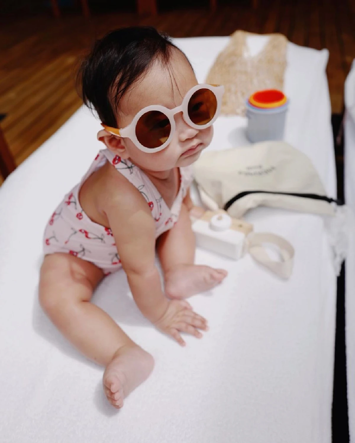 นางแบบตัวจิ๋ว! น้องโนล่า ลูกสาว เจนี่ สวมชุดว่ายน้ำโพสท่าก่อนลงสระเล่นน้ำ
