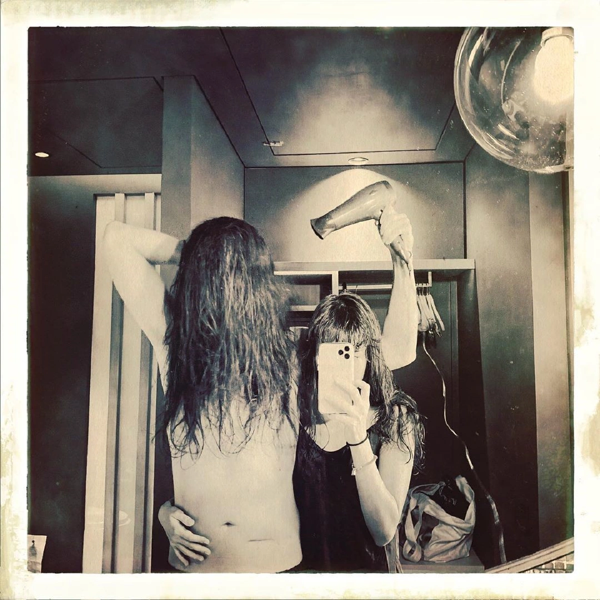 หอมความรัก! นท เดอะสตาร์-เจ มณฑล เปิดตัวสุดหวานด้วยภาพยืนกอดกันเป่าผม 